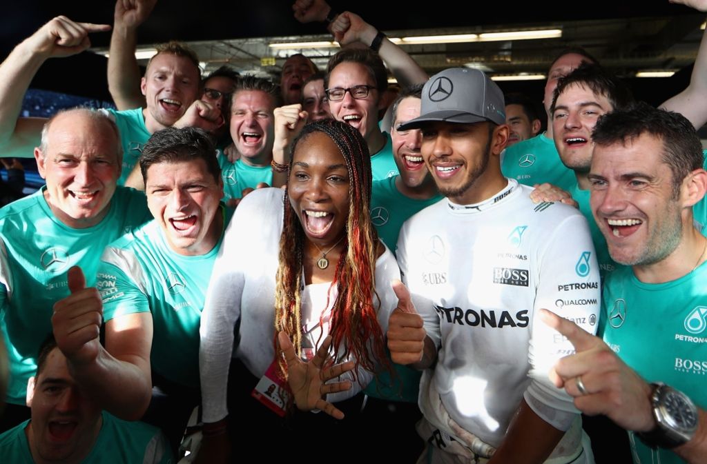 Tennis-Star Venus Williams feiert gemeinsam mit dem Sieger des Rennens Lewis Hamilton.