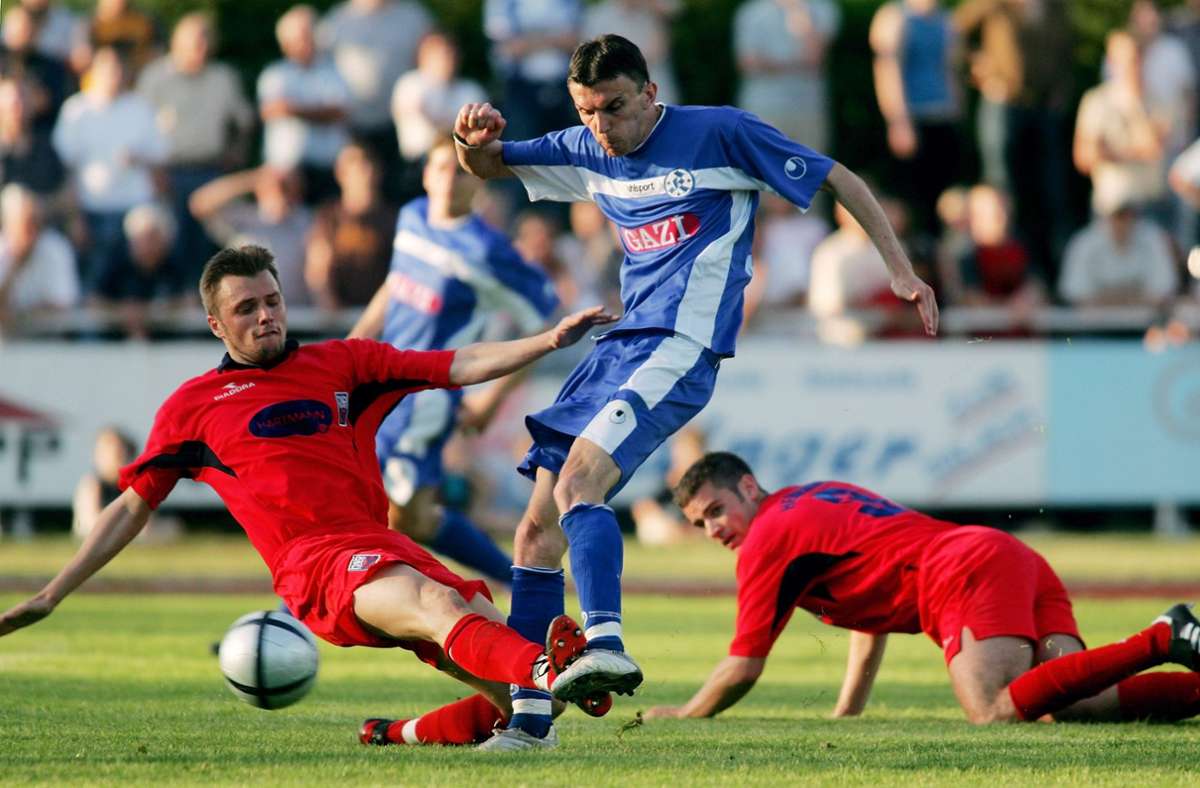Kickers-Stürmer Mirnes Mesic setzt sich im Finale 2005 gegen die Heidenheimer Davor Kraljevic (li.) und Ingo Feistle durch.