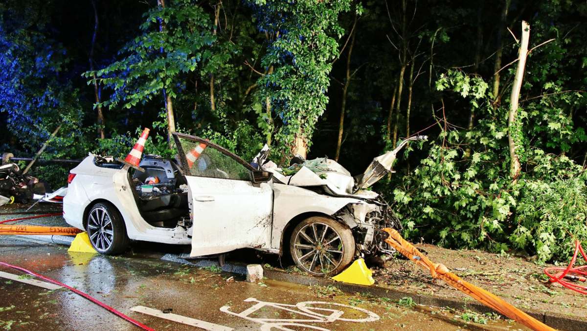Unfall in Backnang: Auto schleudert in Böschung – zwei Schwerverletzte