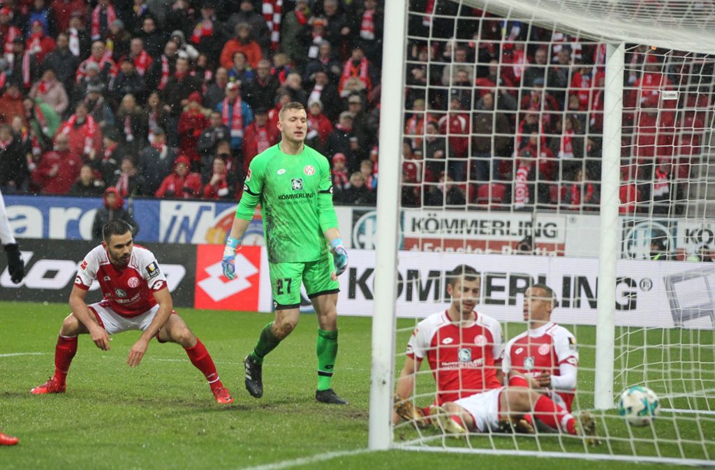 Der Mainzer Torwart Robin Zentner kann das 1:0 für die Roten nicht verhindern.