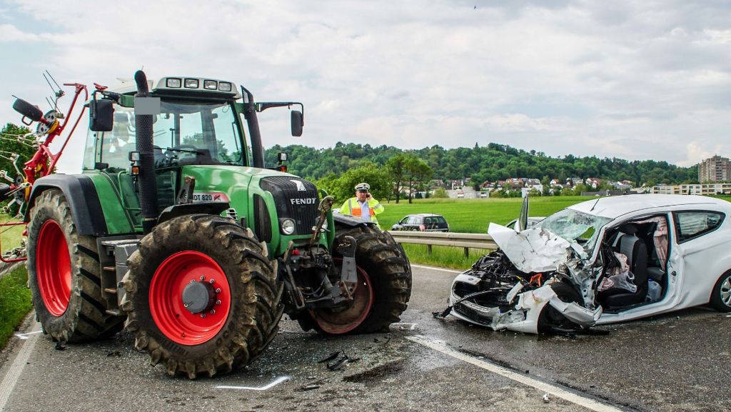 Schwerer Verkehrsunfall bei Herrenberg: Auto prallt mit Traktor zusammen