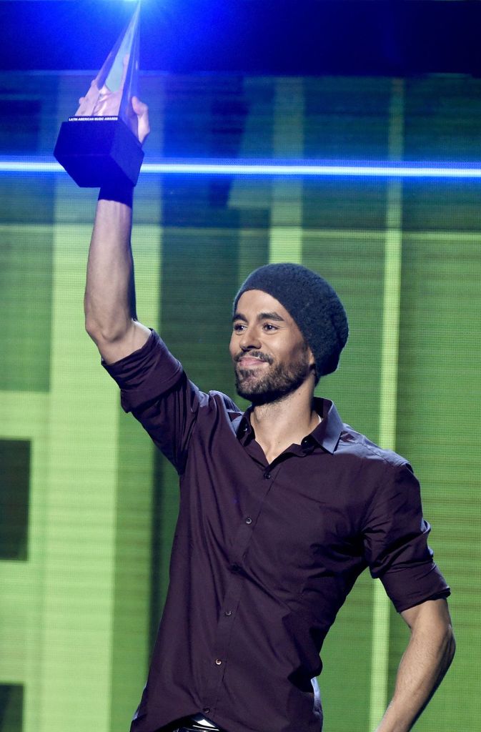 Enrique Iglesias hat es mit seinen 42 Jahren immer noch drauf. Er gewann drei Latin American Music Awards, unter anderem in der Kategorie „Artist of the Year“.