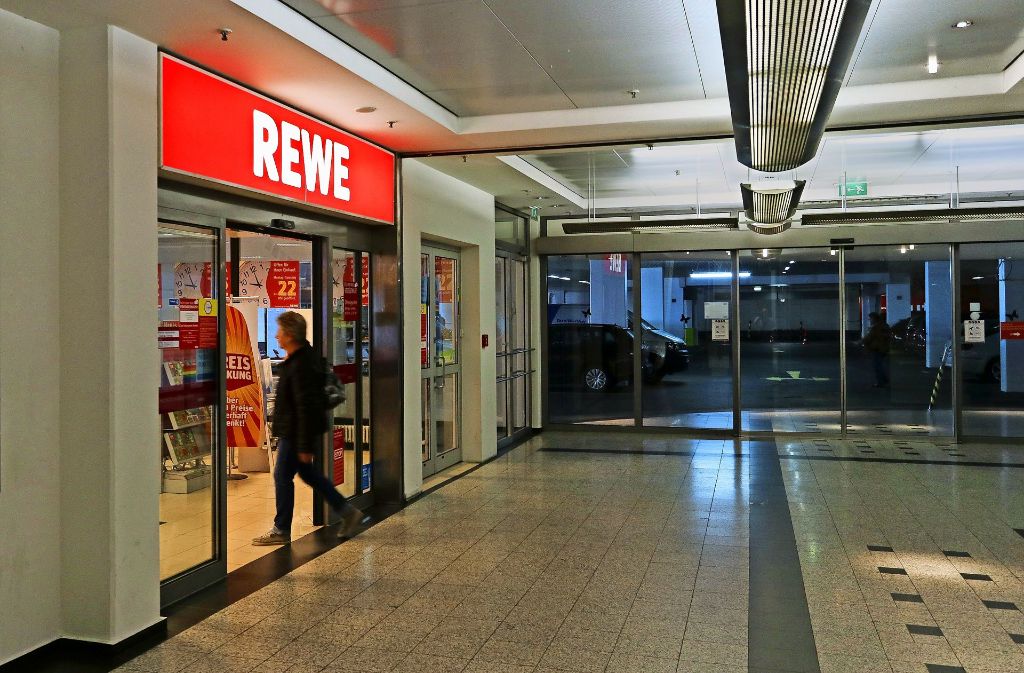 Immer weniger Kunden suchen das Erdgeschoss des City_Centers auf, um bei Rewe einzukaufen. Im angrenzenden Parkhaus sind zwei Etagen geschlossen. Foto: factum/Granville