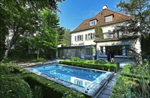 Die denkmalgeschützte Villa ist umgeben von einem parkähnlichen Garten. Foto: Horst Rudel