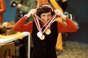 Mythos „Gold-Rosi“: Bei den  Olympischen Spielen 1976  in Innsbruck errang Rosi Mittermaier in drei Alpinen Disziplinen jeweils eine Medaille. Zu Gold in Abfahrt und Slalom kam die Silbermedaille im Riesenslalom. Foto: imago/Frinke/imago sportfotodienst