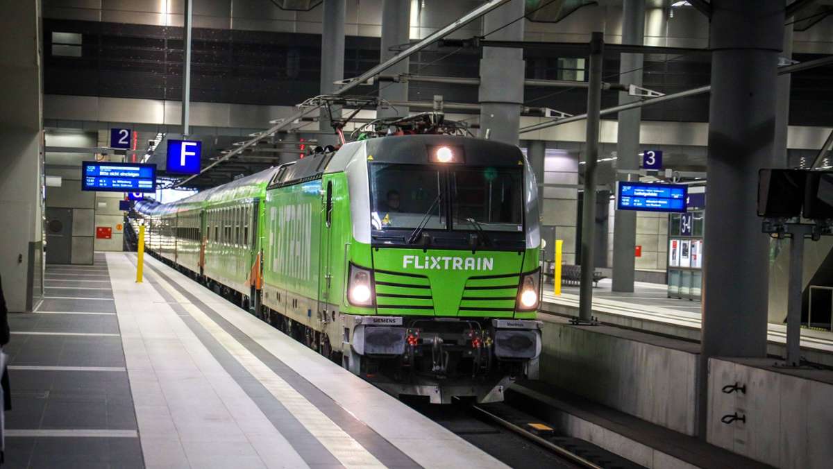  Steigende Trassenpreise und die Omikron-Variante zwingen den Bahn-Konkurrenten Flixtrain zu einer Reduzierung seines Fahrangebotes. Auch die Strecke zwischen Stuttgart und Berlin ist betroffen. 
