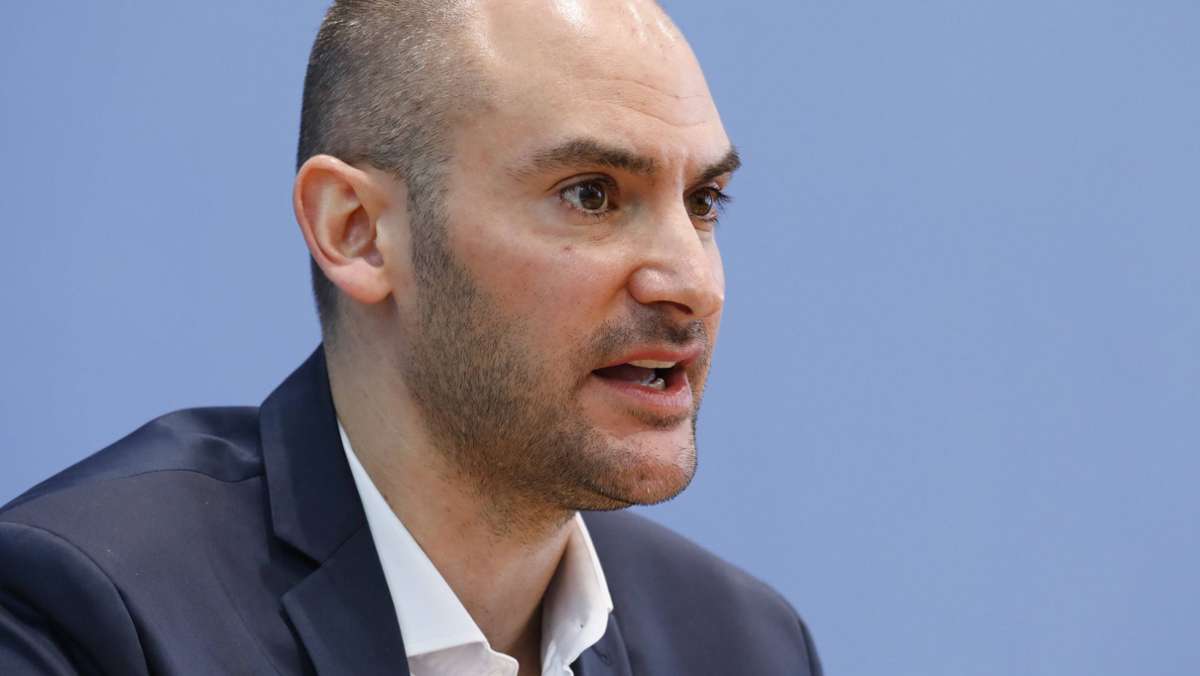 Grün-Schwarz nennt seinen Etat „solide“: Finanzminister Bayaz hat Sorgenfalten