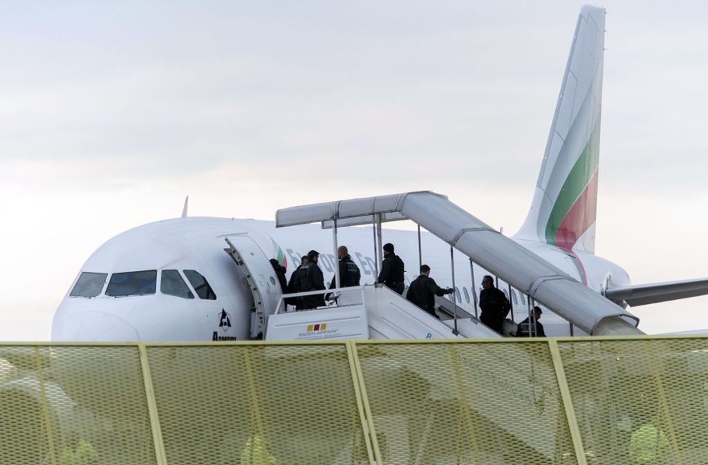 Abgelehnte Asylbewerber steigen am Baden-Airport in ein Flugzeug Foto: dpa