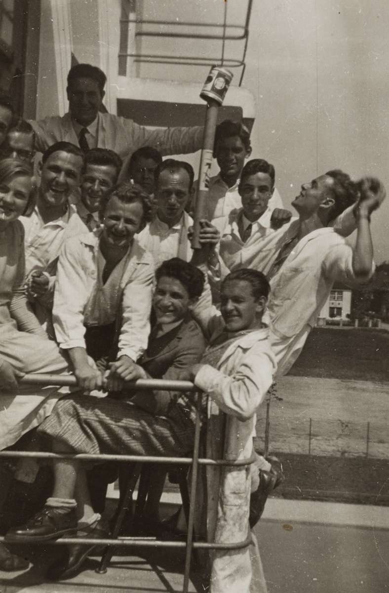 Im Bauhaus wurde auch Fotografie gelehrt – und die Künstler und deren Arbeiten fotografisch in den Blick genommen. Fritz Schreiber: „Studenten auf einem Balkon des Atelierhauses, aus der Serie: Bauhausköpfe“, 1931/32.