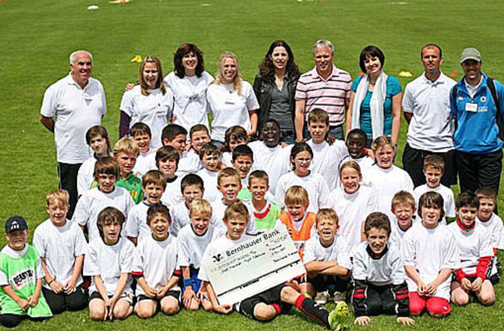 Soziales Engagement wird bei der Bärenbande groß geschrieben: Gruppenbild mit den Teilnehmern des Filderstädter Fußballcamps 2009. Der VfB-Fanclub hat etwas für Kinder aus einkommensschwachen Familien dazugegeben.