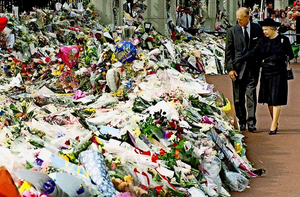 Schließlich zeigen sich die Queen und Prinz Philip auch vor dem Kensington-Palast und spenden den unzähligen Trauernden Trost. Die Menschlichkeit siegt über das Protokoll.