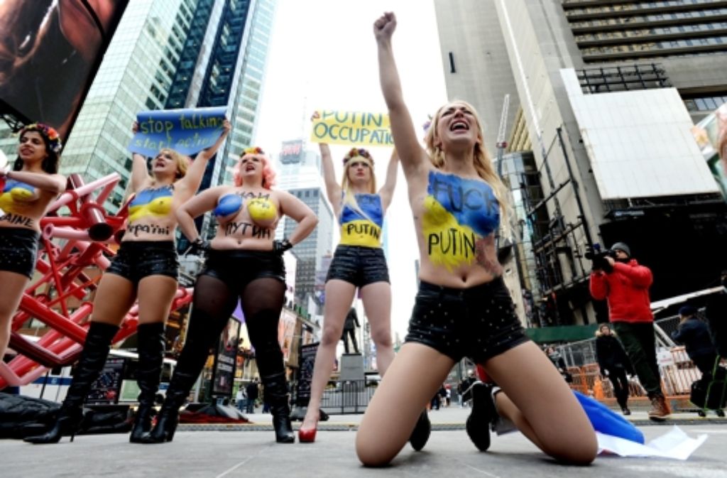 Blanke Brüste am Time Square: Femen-Aktivistinnen protestieren am 6. März 2014 in New York mit deutlichen Worten gegen Wladimir Putin und die russische Politik im Konflikt um die Ukraine.