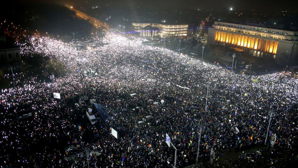  Mehrere Hunderttausend Menschen protestieren gegen die Regierung in Bukarest. Medienberichte sprechen von 500.000, die sich im ganzen Land zu Protesten versammelt hätten. 