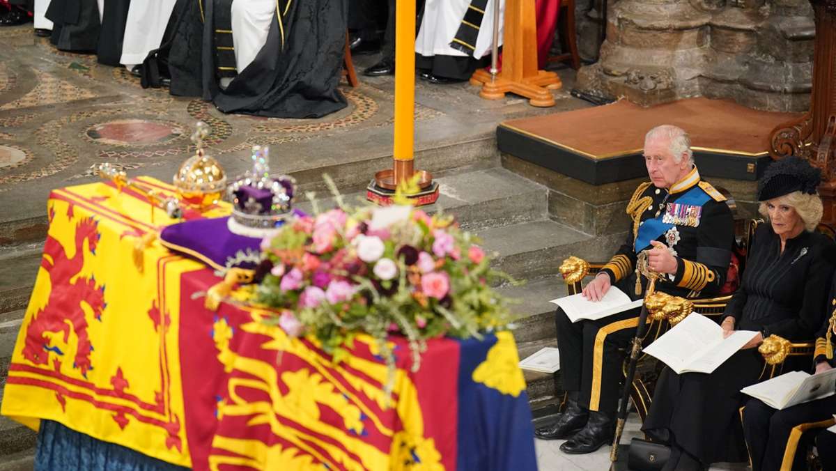Nach Tod der Queen: 250.000 Trauernde hinterlassen Spuren auf Steinboden neben Sarg
