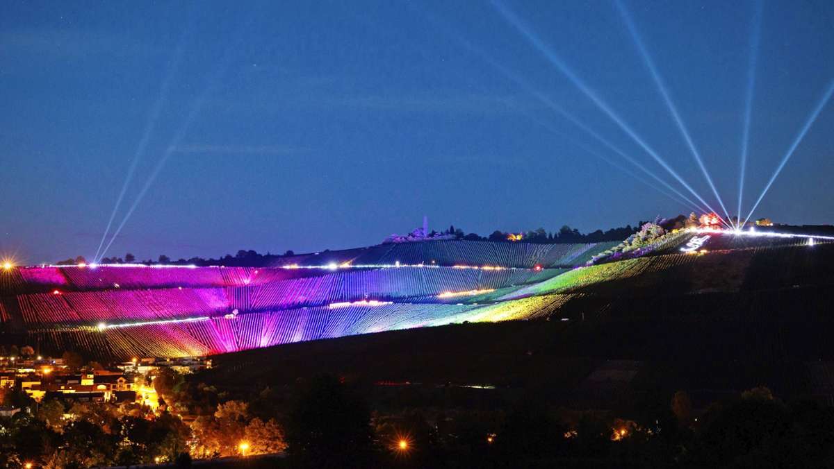 Leuchtender Weinberg in Weinstadt: Perfekte Kulisse in Regenbogenfarben