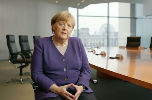 Angela Merkel mit der klassischen Merkel-Raute Foto: MDR/Broadview TV