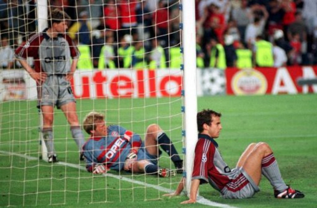 Saison 1998/99 Brutale Niederlage: Im Champions-League-Finale in Valencia führen die Münchner mit 1:0 gegen Manchester United. In der Nachspielzeit verlieren die Bayern alles innerhalb von nur 102 Sekunden. "Ich war wie in Trance," sagt der Bayern-Coach Ottmar Hitzfeld Jahre später. Über den Meistertitel können sich die Bayern nicht wirklich freuen.