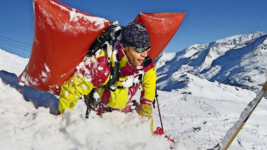  Trotz Airbag und Sender sterben immer wieder Skifahrer unter Schneemassen. Wie lässt sich das verhindern? 