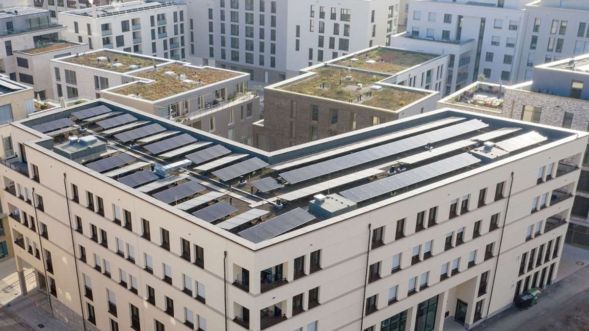  Zwei Töchter der Stadt Stuttgart machen gemeinsame Sache für die Klimawende: Die Stadtwerke wollen auf allen geeigneten Dächern des Wohnungsunternehmens SWSG Fotovoltaikanlagen installieren. Die Mieter sollen auch etwas davon haben. 