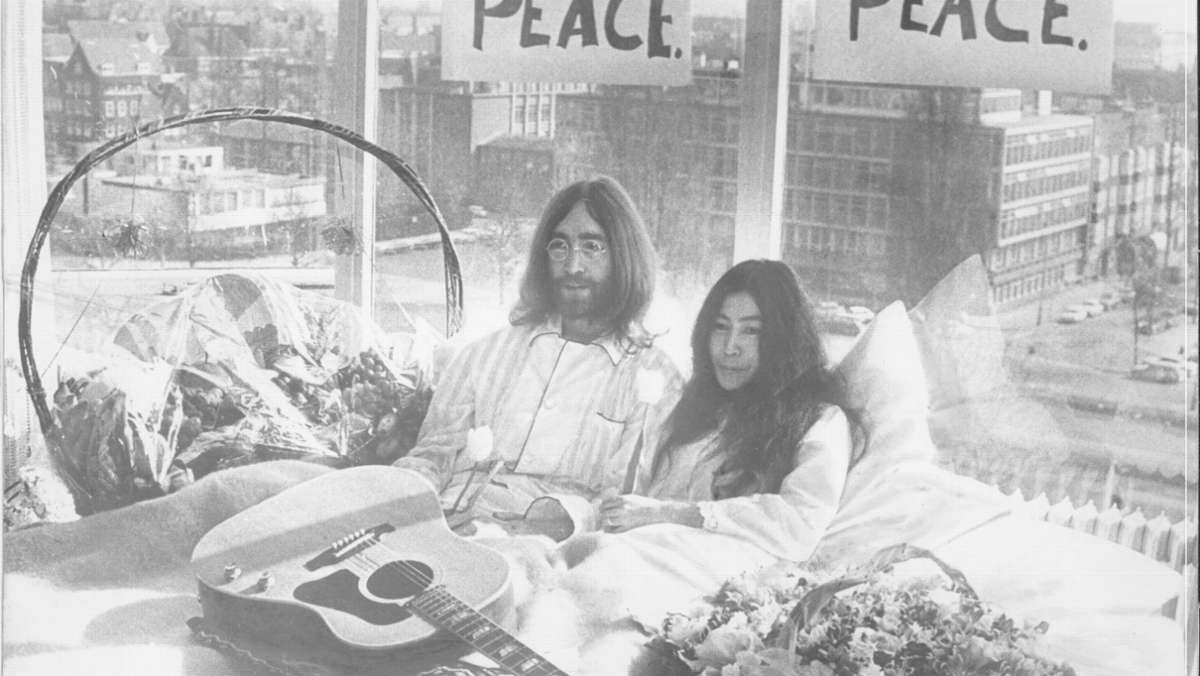  Popstar, Friedensaktivist, Stilikone: John Lennon ist eine lebende Legende. Bis ein Geistesgestörter ihn erschießt. Doch auch 40 Jahre nach seinem Tod ist er prägend – nicht nur musikalisch. Fünf Moden, die auf den Ex-Beatle zurückgehen, und ein Tipp. 