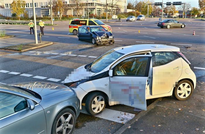 Stuttgart-Weilimdorf: Eine Schwerverletzte bei Unfall an Kreuzung