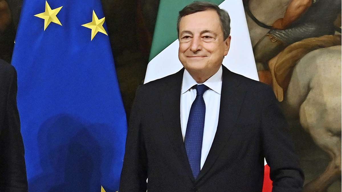  Mario Draghi regiert Italien derzeit so erfolgreich, wie es kaum jemand für möglich gehalten hätte. Doch damit könnte bald Schluss sein: Denn Ende Januar muss ein neuer Staatspräsident gewählt werden – und Favorit für die Rolle ist ausgerechnet Draghi selbst. 