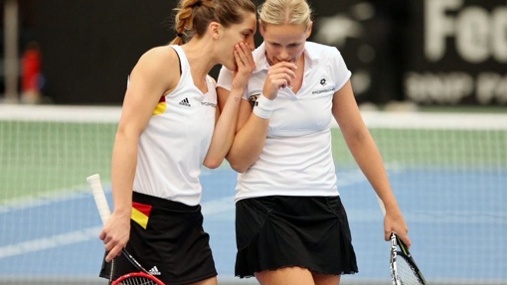  Die Euphorie um Angelique Kerber wollten die deutschen Tennis-Damen für den Halbfinaleinzug im Fed Cup nutzen. Doch die Schweiz verpasste dem deutschen Team einen Dämpfer. 