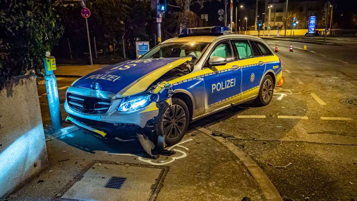 Zusammenstoß in Stuttgart: Zwei Verletzte bei Unfall mit Polizeiauto