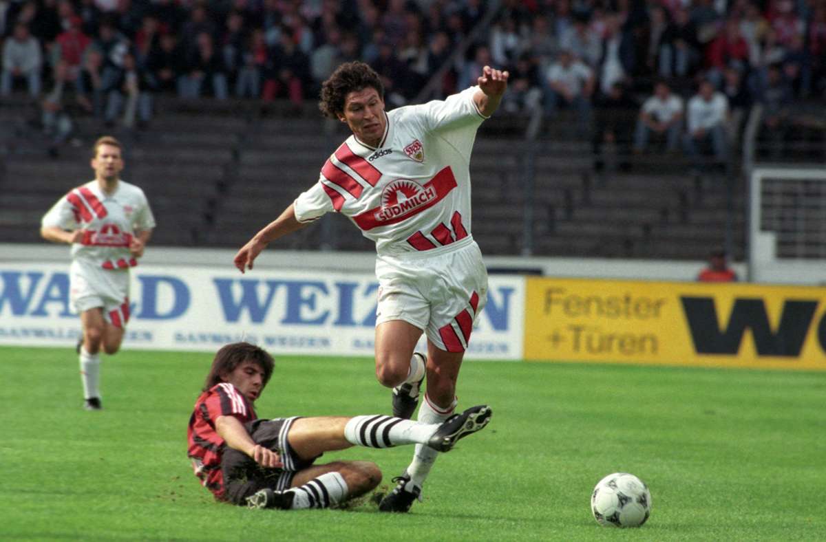Gerade mal 17 500 Zuschauer sind im Stadion, als der VfB am 1. April 1995 Bayer Leverkusen mit 4:2 besiegt. Zentraler Spielgestalter bei den Stuttgartern ist seiner Zeit der Bulgare Krassimir Balakov, dem hier Ioan Lupescu in die Parade fährt.